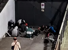 Così si presenta la sera la rampa d’accesso ai garage nel condominio di via Gozzi