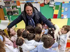A Granze il sindaco guida lo scuolabus e dirige il traffico: «Non c’è nessun altro»