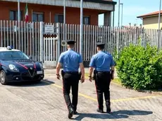 Maltrattamenti a moglie e figlie, una è minorenne: 43enne allontanato