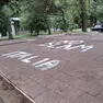 La scritta comparsa al parco