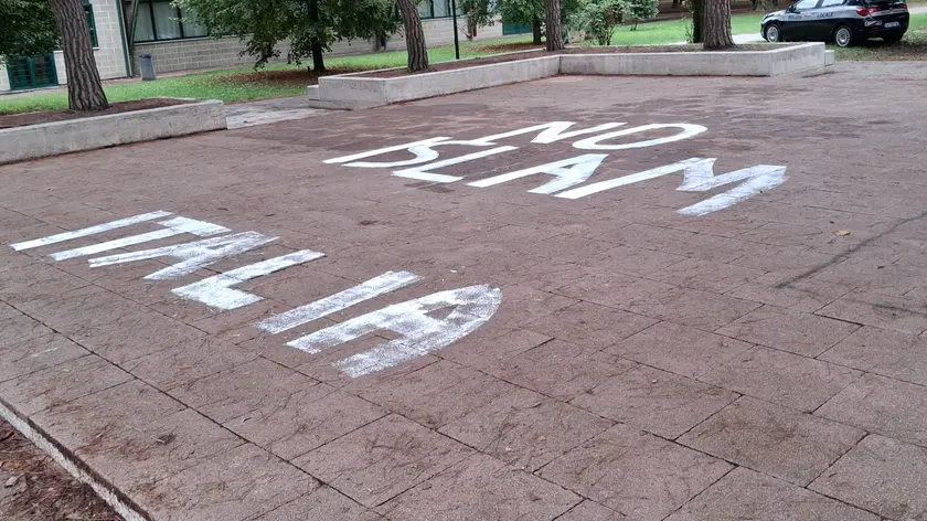 La scritta comparsa al parco