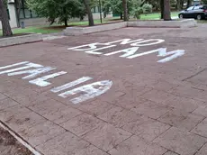 La scritta comparsa al parco