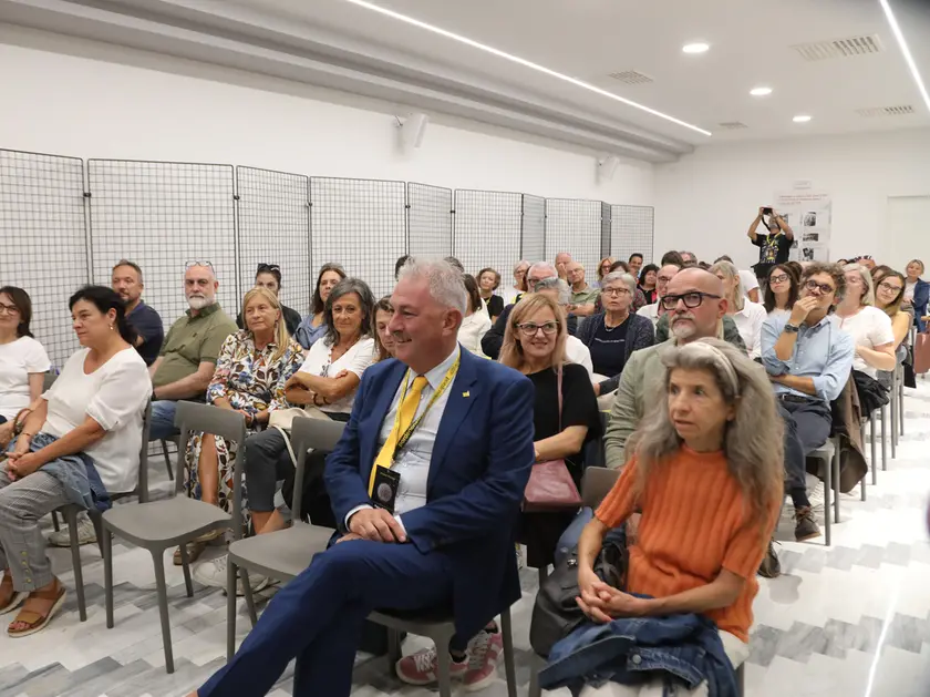 Il pubblico alla presentazione, il sindaco di Pordenone Basso in prima fila
