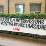 Lo striscione davanti alla scuola