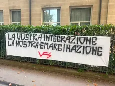 Lo striscione davanti alla scuola