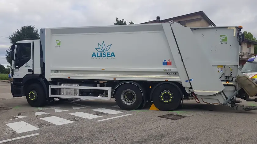 Il camion che ha investito la donna: stava accompagnando la figlia più piccola a scuola