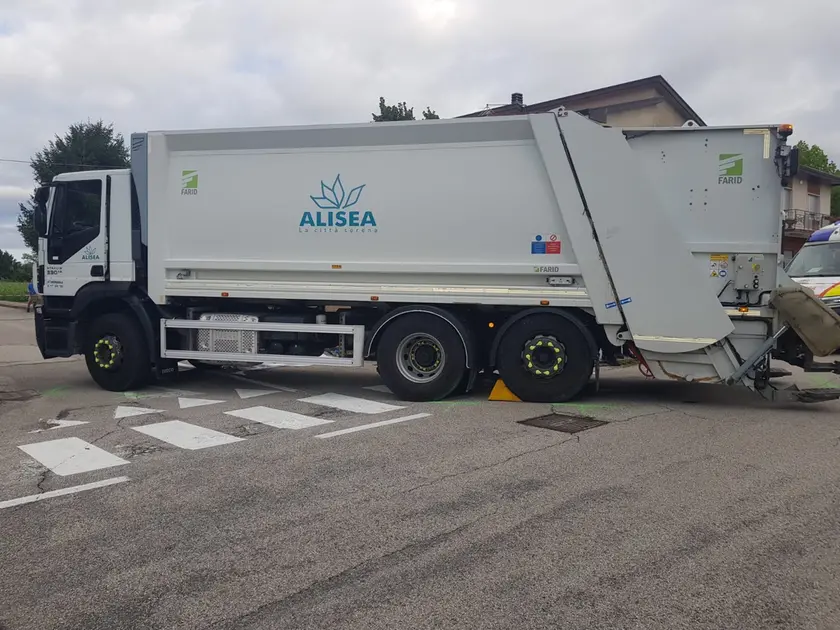 Il camion che ha investito la donna: stava accompagnando la figlia più piccola a scuola