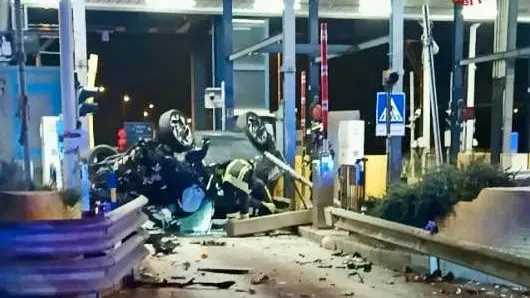 L'auto ha colpito il guardrail