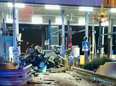 L'auto ha colpito il guardrail