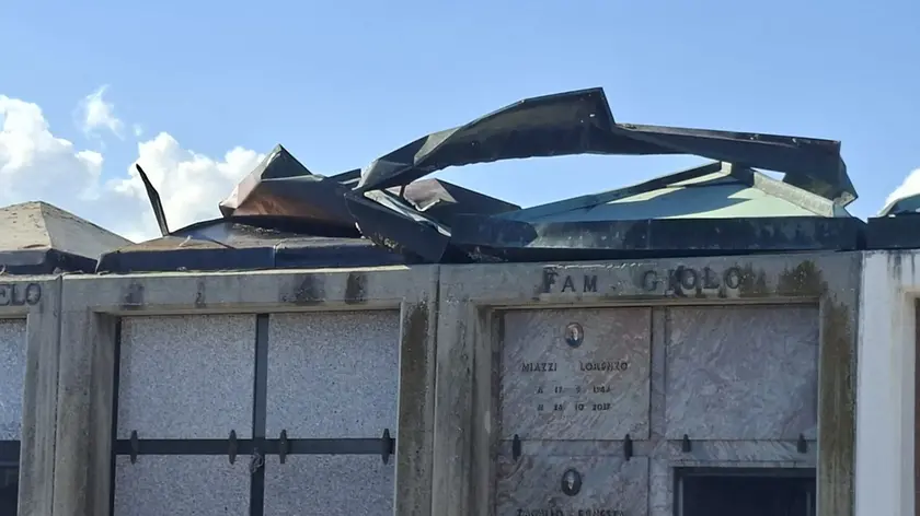 Uno dei tetti di tombe di famiglia devastato dai ladri