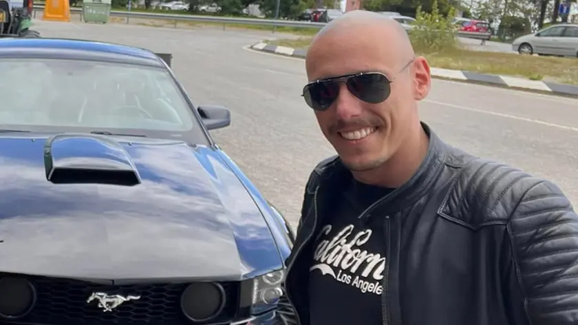 Riccardo Salvagno, 40 anni, con la sua Mustang California