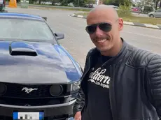 Riccardo Salvagno, 40 anni, con la sua Mustang California