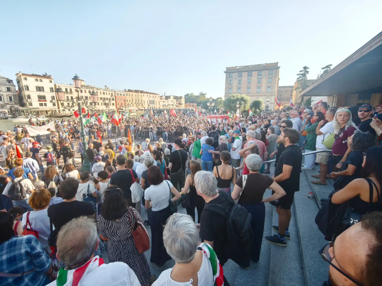 La manifestazione davanti alla stazione di Venezia