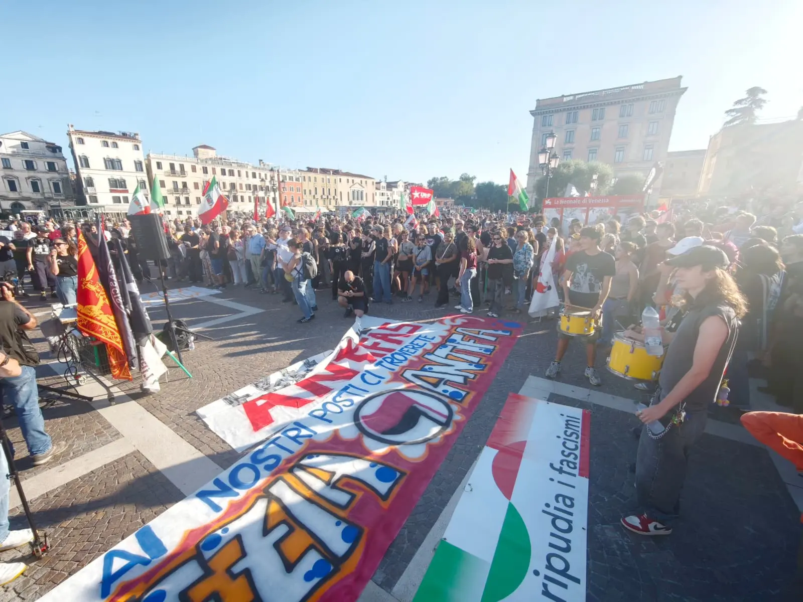 Alcuni striscioni dei manifestanti