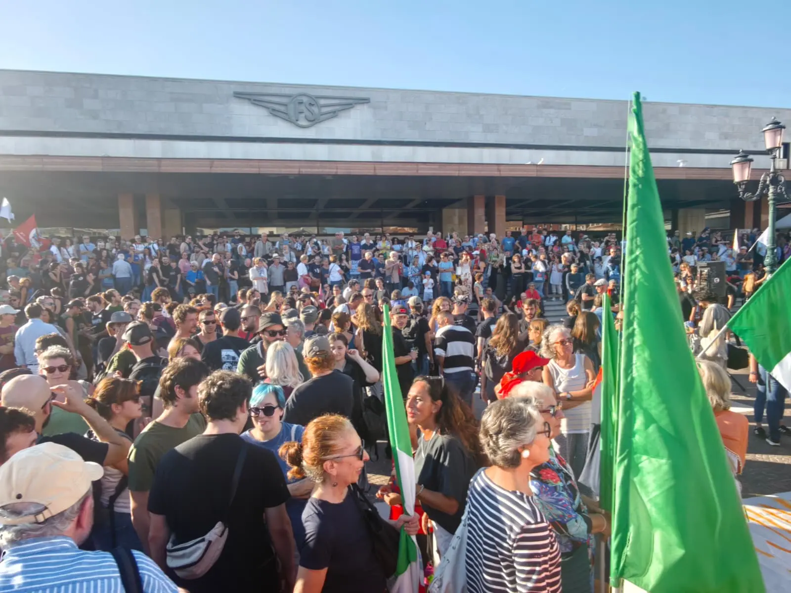 I manifestanti davanti alla stazione