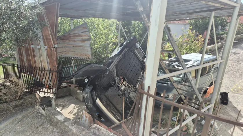 L'auto, cadendo, ha sfondato il cancello e la tettoia del garage del vicino di casa