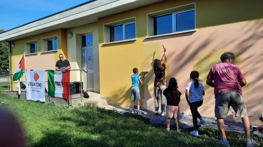 Adulti e bambini al lavoro