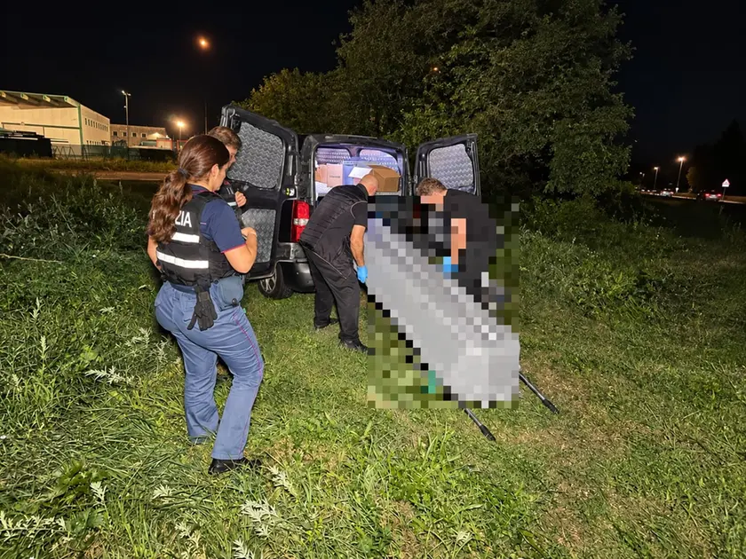 Il recupero del corpo a Malcontenta (foto Pòrcile)