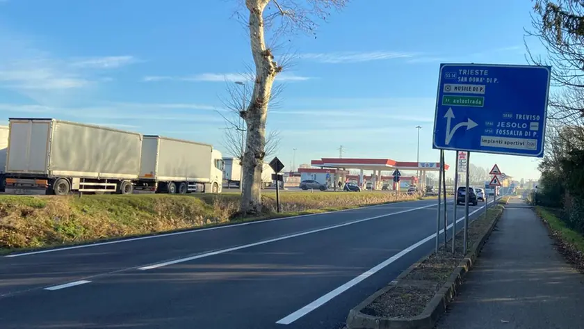 Schianto tra auto e moto sulla Triestina