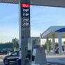 I prezzi ad un distributore di benzina nel Veneziano