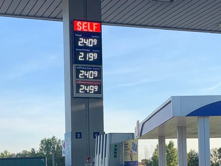 I prezzi ad un distributore di benzina nel Veneziano