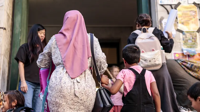 Bimbi di varie nazionalità all'ingresso a scuola