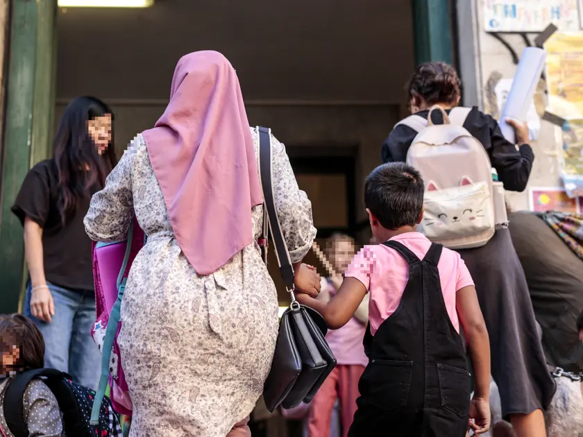 Bimbi di varie nazionalità all'ingresso a scuola