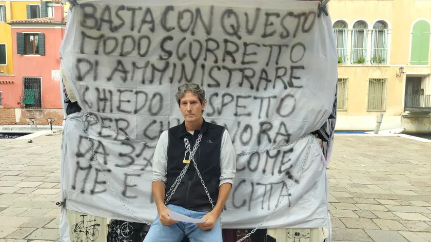 Ugo Cemolin incatenato
