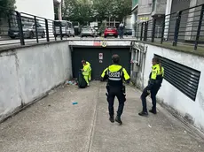 L'intervento della polizia insieme agli operatori di Veritas