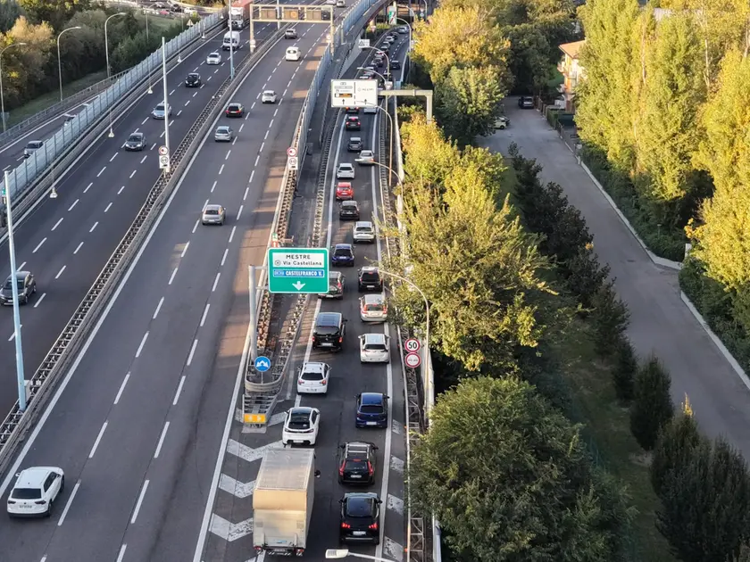 Il traffico sulla tangenziale (foto Pòrcile)