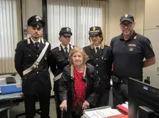 L'anziana con carabinieri e polizia