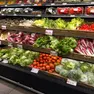 Lo scaffale dell'insalata in un supermercato di Mestre (foto Pòrcile)