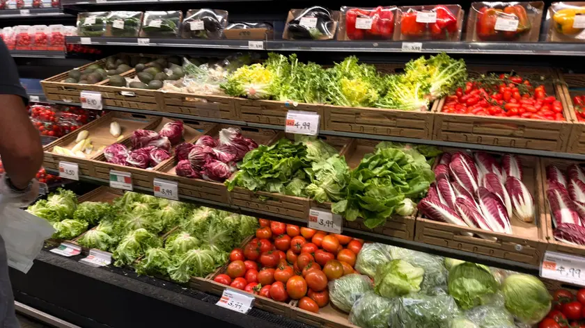 Lo scaffale dell'insalata in un supermercato di Mestre (foto Pòrcile)