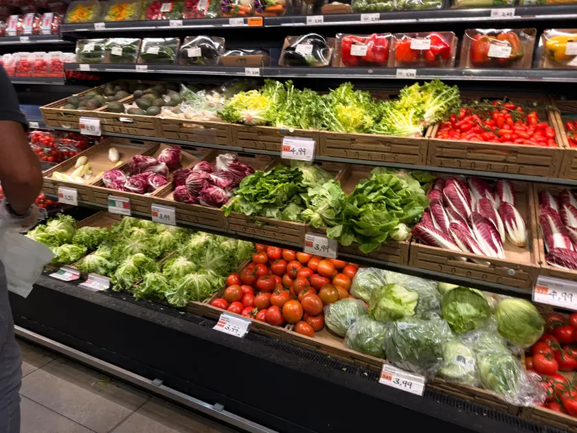 Lo scaffale dell'insalata in un supermercato di Mestre (foto Pòrcile)