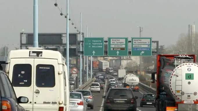 Rallentamenti sulla tangenziale di Mestre vicino allo svincolo per il centro