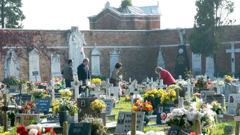 Nei cimiteri veneziani serve spazio, vanno esumate le salme