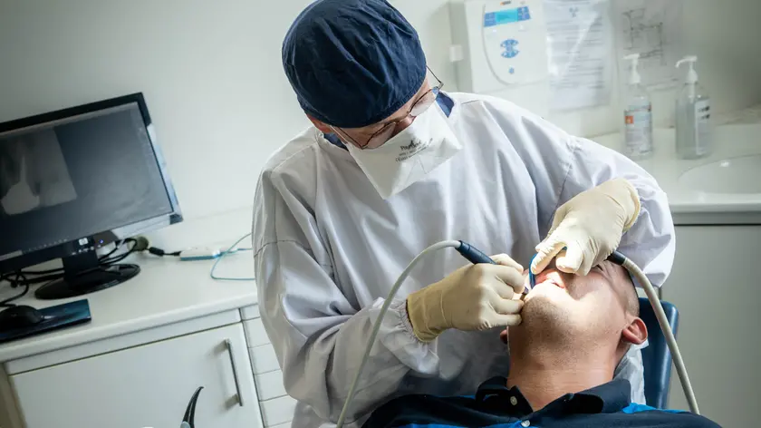 Condannati due falsi dentisti a Salzano