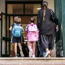 Bambini all'ingresso a scuola