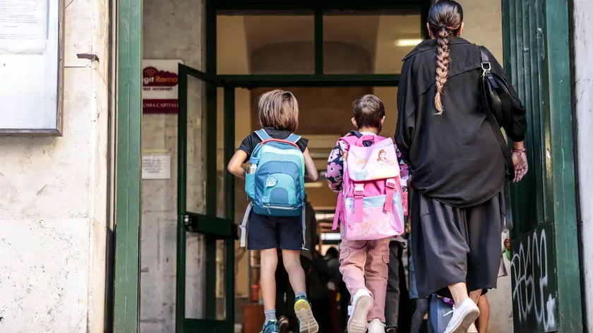 Bambini all'ingresso a scuola