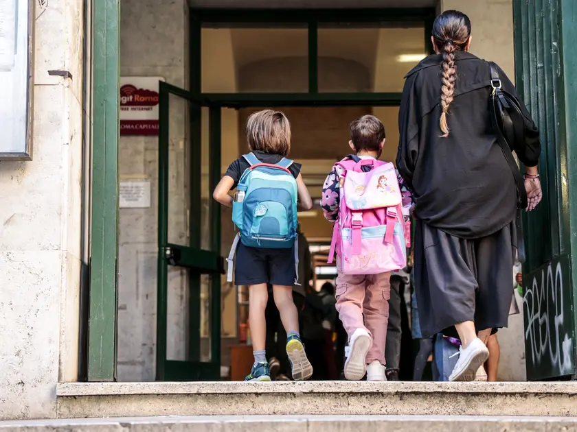Bambini all'ingresso a scuola