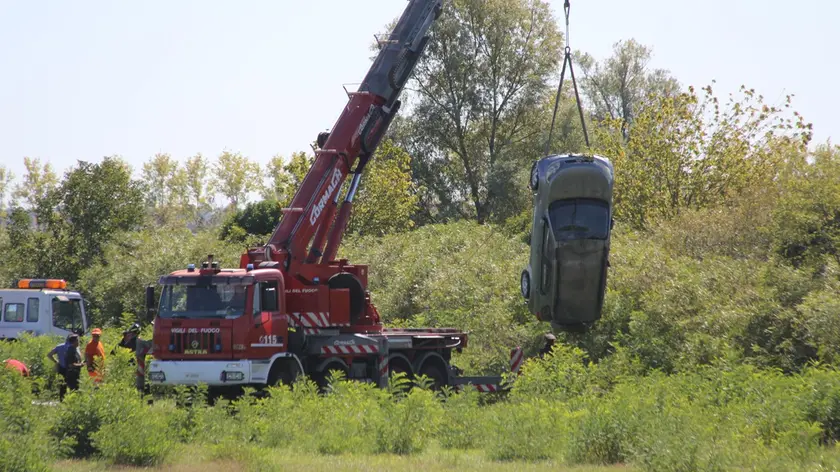 Il recupero della jeep dal Livenza (foto Bortoluzzi)