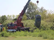 Il recupero della jeep dal Livenza (foto Bortoluzzi)
