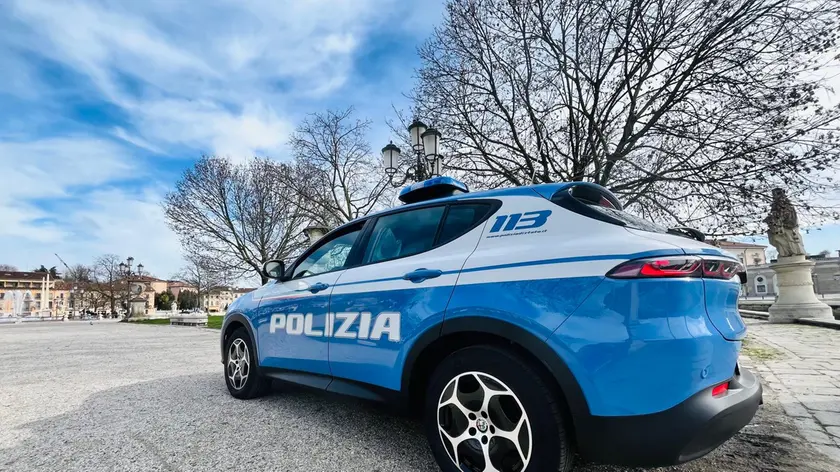 Un'auto della polizia in Prato della Valle