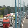 Il traffico quotidiano di veicoli sulla tangenziale di Mestre