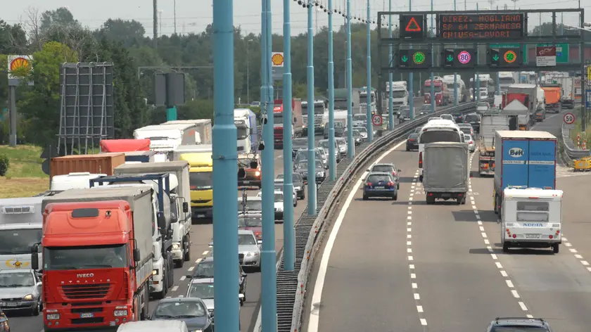 Il traffico quotidiano di veicoli sulla tangenziale di Mestre