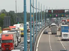 Il traffico quotidiano di veicoli sulla tangenziale di Mestre