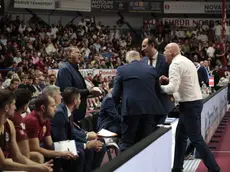 Un momento dello scontro verbale fra Spahija e Brugnaro. In mezzo, il presidente Casarin