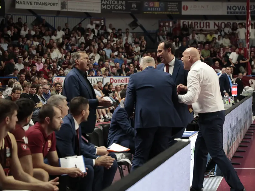 Un momento dello scontro verbale fra Spahija e Brugnaro. In mezzo, il presidente Casarin