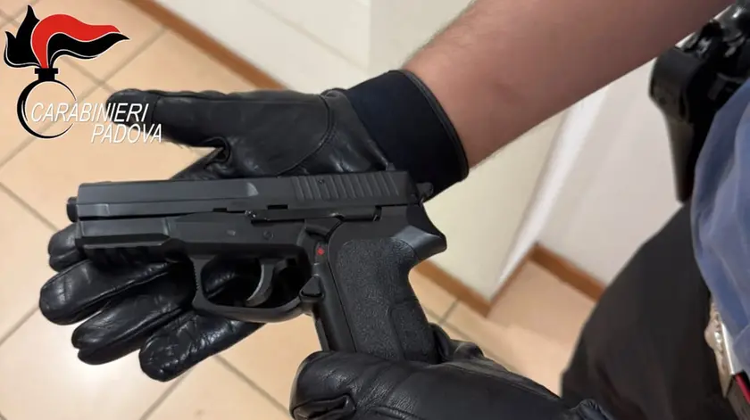 La pistola da softair sequestrata
