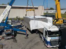 Le operazioni di carico sul camion della cassa, nello stabilimento della Mcn Foto Bonaventura